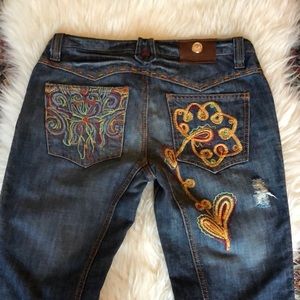 ☮️❤️🌼Never worn! Embroidered jeans!🌈